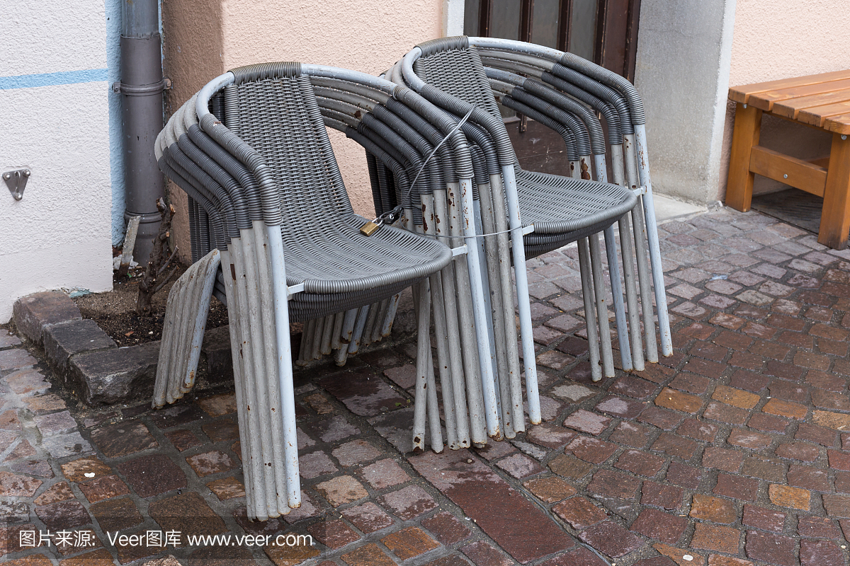 在德国南部的一个雨天,斯塔克贝尔咖啡馆的椅子和桌子